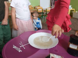 dzieci przeprowadzają eksperyment