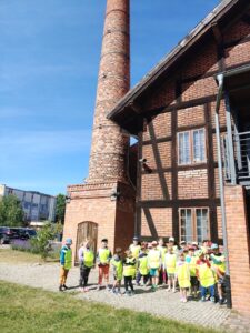 przedszkolaki stoją przed budynkiem muzeum