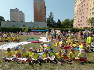 w ogrodzie przedszkolnym jest duża grupa dzieci i opiekunów