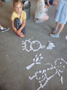 na dywanie ułożone ze skrawków papieru różne obrazki