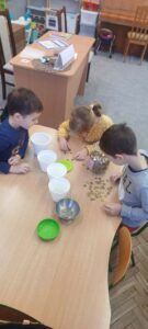 dzieci segregują monety