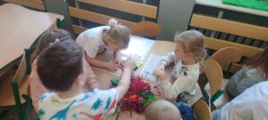 dzieci malują obrazki mazakami