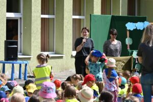 pracownicy biblioteki mówią przez mikrofon