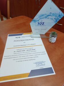 na zdjęciu podziękowanie i statuetka za udział w projekcie