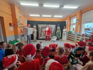 Na zdjęciu rodzice przedstawiający świąteczną bajkę.