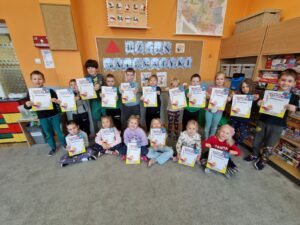 Dzieci pokazują dyplomy, które otrzymały z okazji ,,Dnia matematyki".