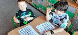 Dzieci uzupełniają karty pracy