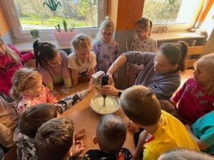 Dzieci pomagają w blendowaniu kiwi i bananów do koktajlu