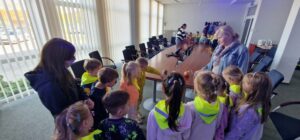 Dzieci podzielone na dwie grupy czekają na wykonanie doświadczenia