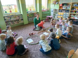 Dzieci dopasowują figury zwierząt do obrazków