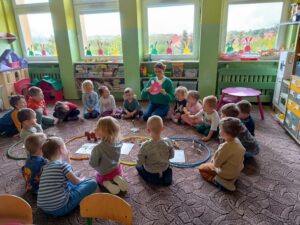 Nauczycielka pokazuje jak wykonać pracę plastyczną