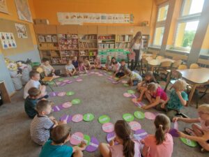 Na zdjęciu dzieci z krążkami i napisami: proszę, przepraszam, dziękuję.