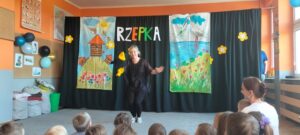 Mama przebrana za kawkę rozmawia z widownią