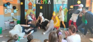 Rodzice - aktorzy przewrócili się wyrywając rzepkę