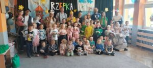 Rodzice i dzieci pozują do zdjęcia grupowego