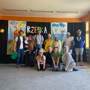 Aktorzy - rodzice pozują do zdjęcia grupowego