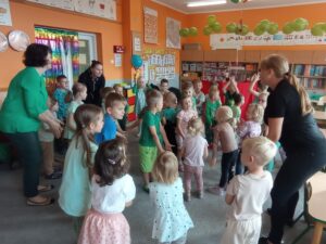 grupa dzieci tańczy na dywanie