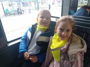 dwoje dzieci siedzi w autobusie