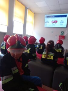 grupa dzieci ogląda prezentację o bezpieczeństwie