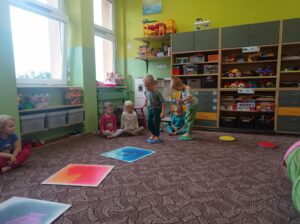dwoje dzieci chodzi po dyskach sensorycznych