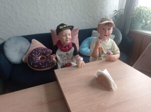 dwóch chłopców je lody