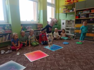 dziewczynka weszła na kolorową planszę