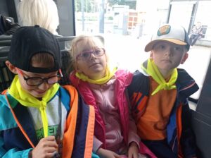 troje dzieci siedzi w autobusie