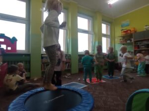 dziewczynka skacze na trampolinie