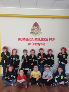 chłopcy na tle napisu komenda straży pożarnej