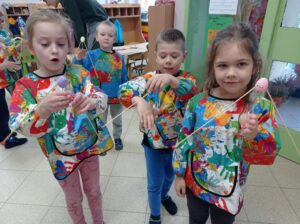 troje dzieci eksponuje eksperyment