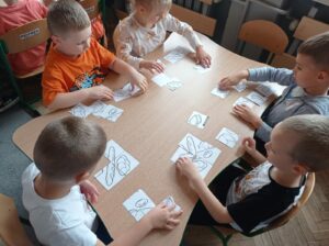 Dzieci układają obrazek z części