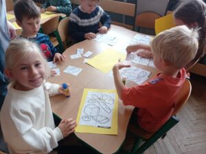 Dzieci układają obrazek z części