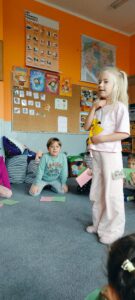 Dziewczynka pokazuję czynność jaka najbardziej lubi robić