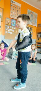 Chłopiec pokazuję czynność jaka najbardziej lubi robić