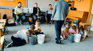 Dzieci układają puzzle na dywanie