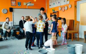 Dzieci układają puzzle na dywanie