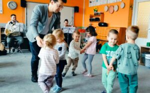 Dzieci w parach tańczą do piosenki Nie chcę cię znać