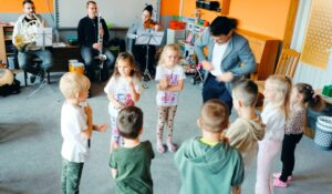 Dzieci w kółeczku tańczą Grozik