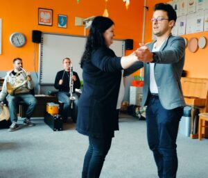 Nauczycielka tańczy z muzykiem filharmonii polkę