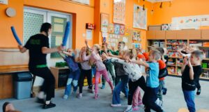 Dzieci wykonują gest oznaczający stop