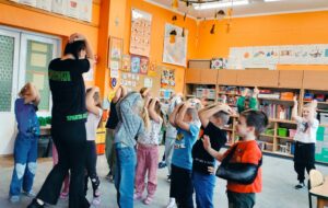 Dzieci uczą się ochraniać głowę