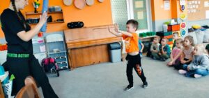 Chłopiec wykonuje gest oznaczający stop