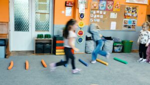 Dziewczynka pokonuje trasę z makaronów ochraniając głowę