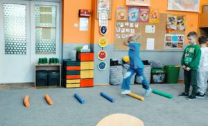 Dziewczynka pokonuje trasę z makaronów ochraniając głowę