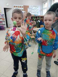 dwóch chłopców pokazuje eksperyment