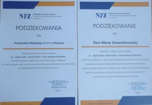 na zdjęciu dyplomy dla placówki i nauczyciela, za udział w akcji