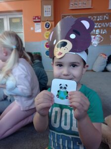 chłopiec trzyma obrazek misia