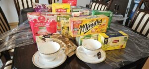 Herbatki na stole z filiżankami