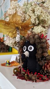 Praca plastyczna jeż z szyszek