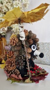 Praca plastyczna jeż z szyszek- widok z boku.